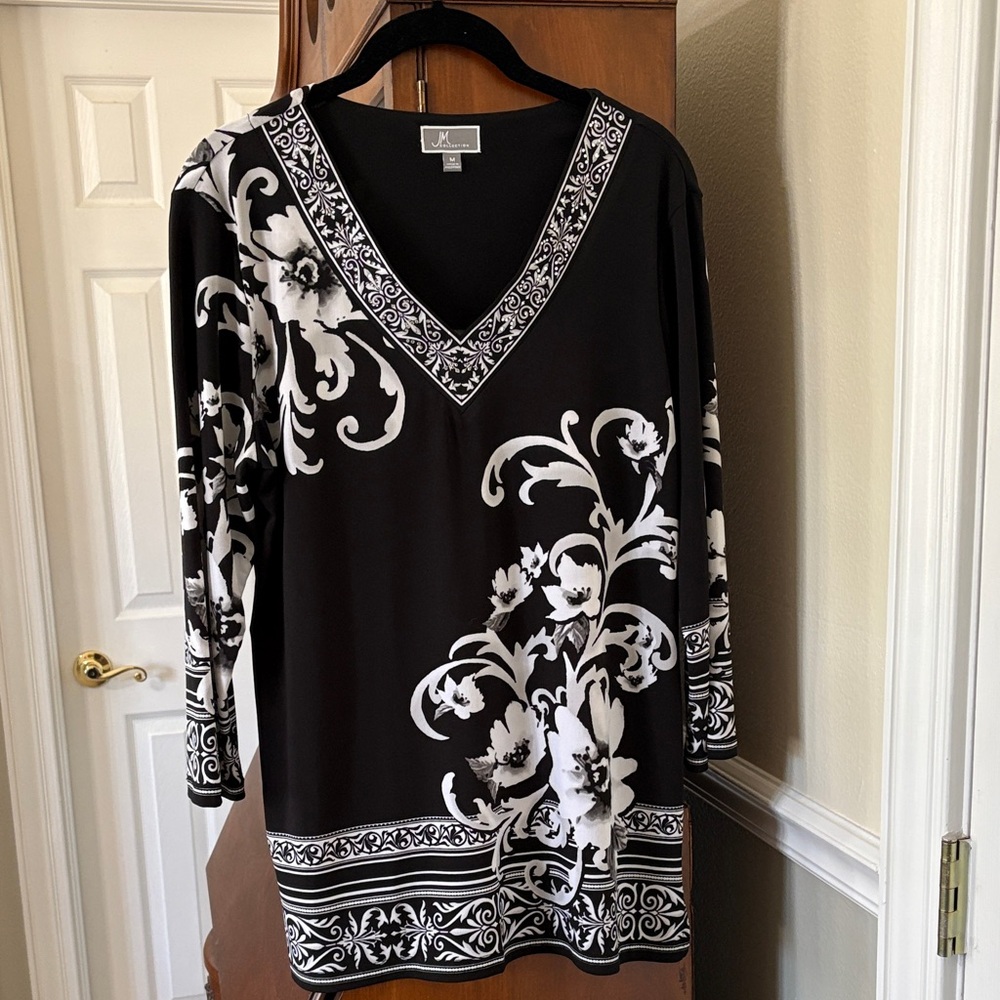 *JM Collection Black & White Floral Pattern Sparkly V Neck Tunic 3/4 Sleeve Top